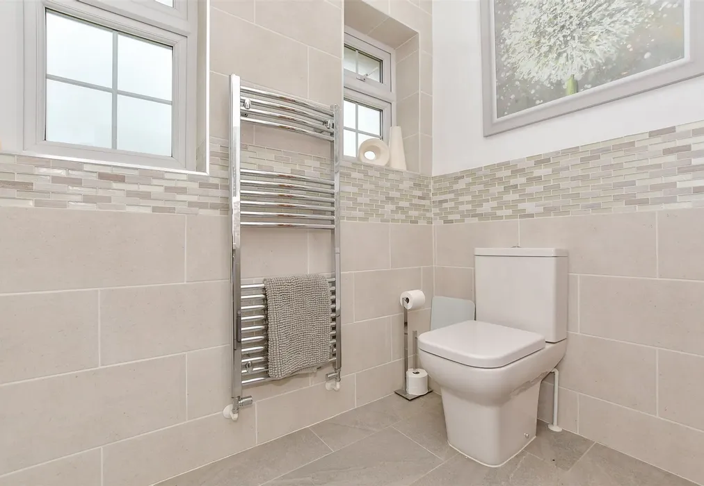 Bathroom - Bowl Field, Hastingleigh, Ashford, Kent - Wards of Kent
