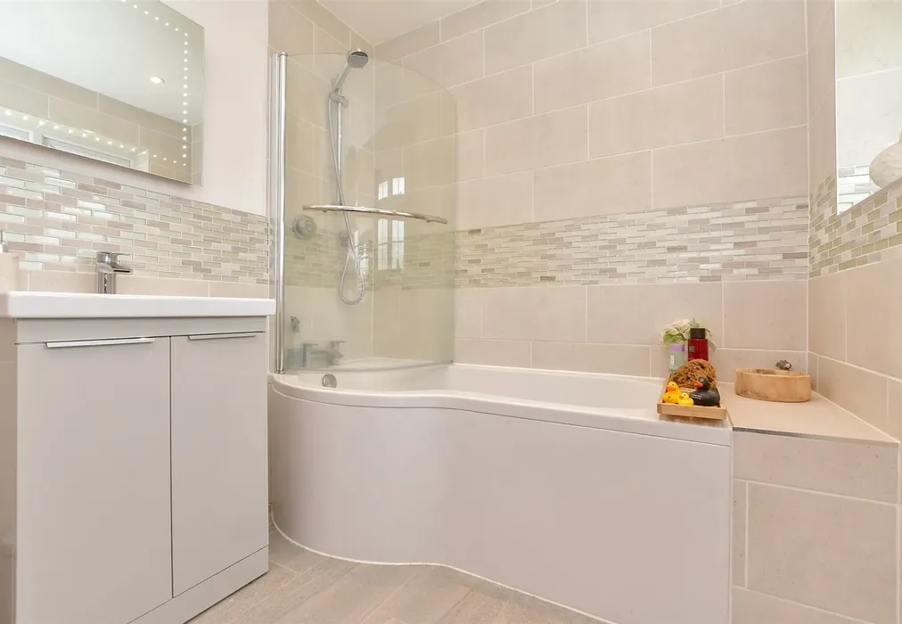 Bathroom - Bowl Field, Hastingleigh, Ashford, Kent - Wards of Kent