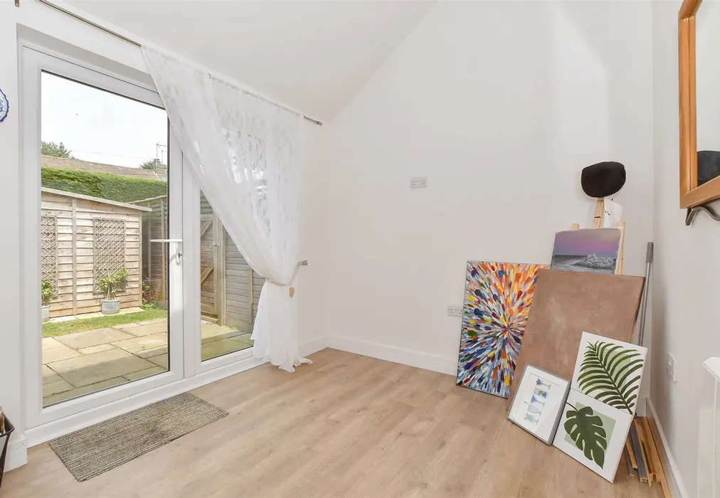 Room 1 - Bowl Field, Hastingleigh, Ashford, Kent - Wards of Kent