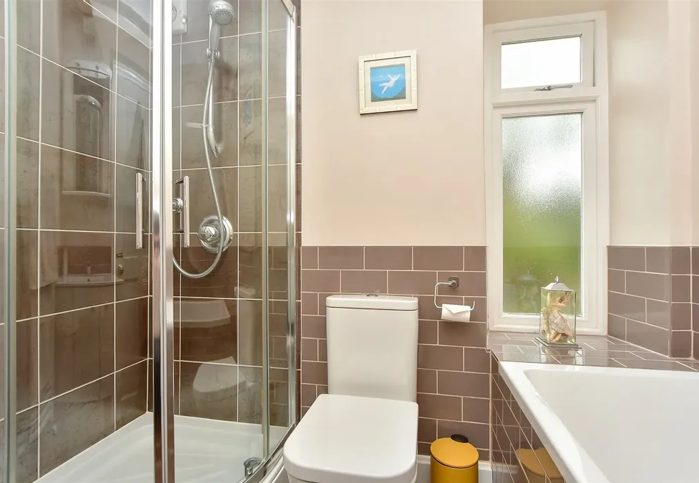 Bathroom - Prospect Row, Gillingham, Kent - Wards of Kent