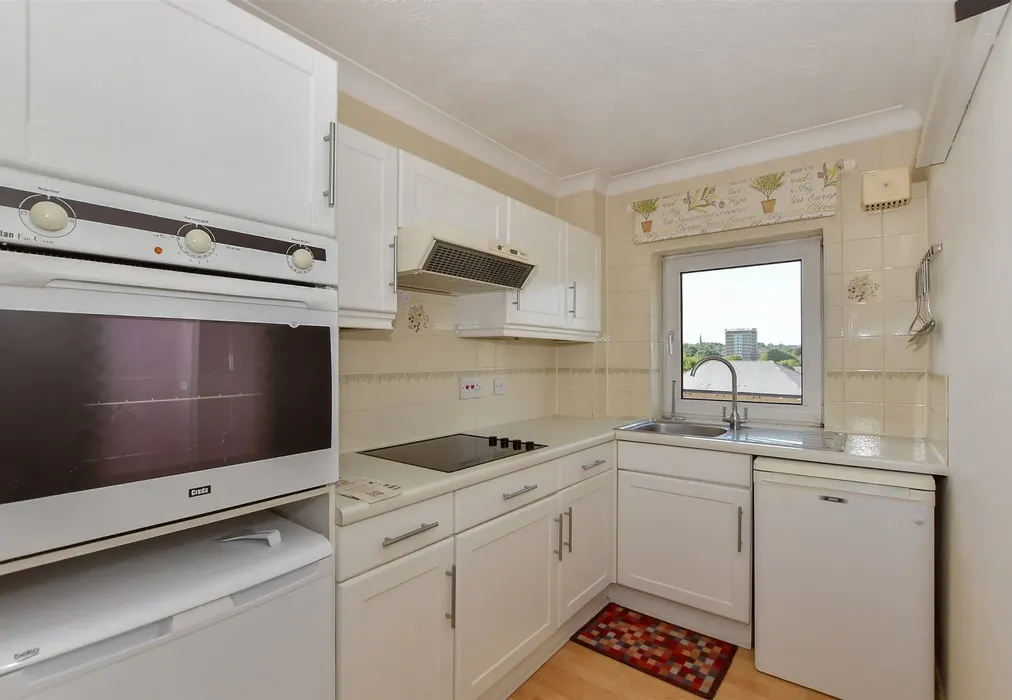 Kitchen - Queen Anne Road, Maidstone, Kent - Wards of Kent