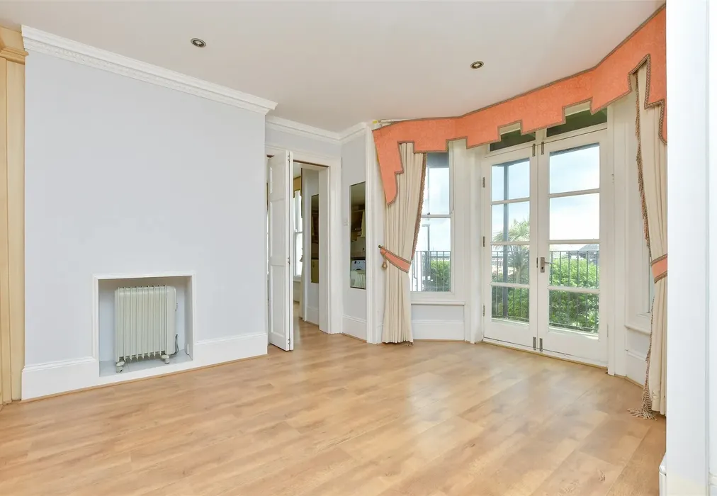 Bedroom - The Parade, Broadstairs, Kent - Wards of Kent