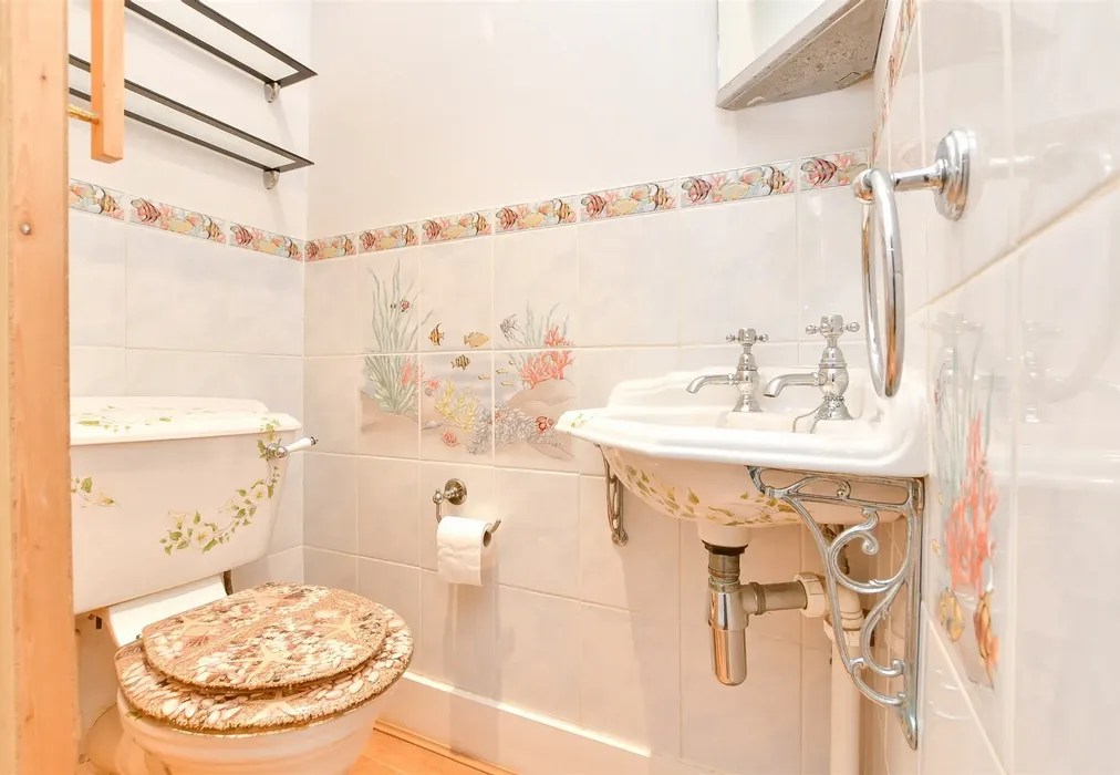 Bathroom - The Parade, Broadstairs, Kent - Wards of Kent