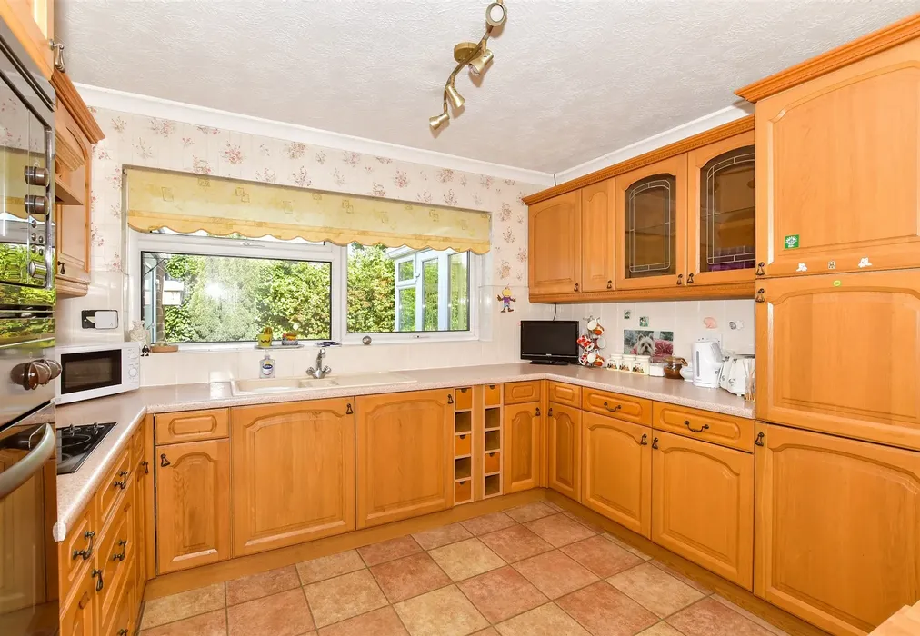 Kitchen - Nursery Avenue, Bearsted, Maidstone, Kent - Wards of Kent