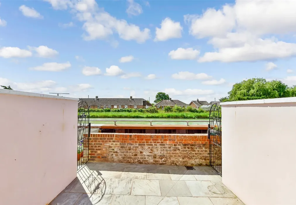 Rear Garden - River Road, Arundel, West Sussex - Wards of Kent