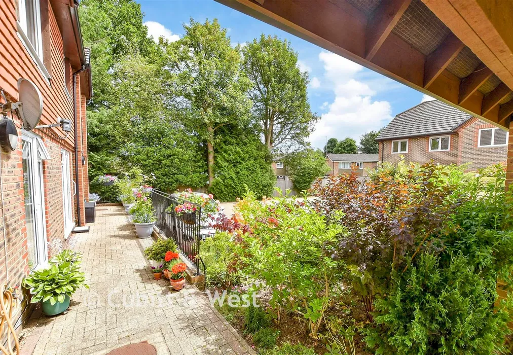 Communal Gardens - Brickyard Lane, Crawley Down, West Sussex - Wards of Kent