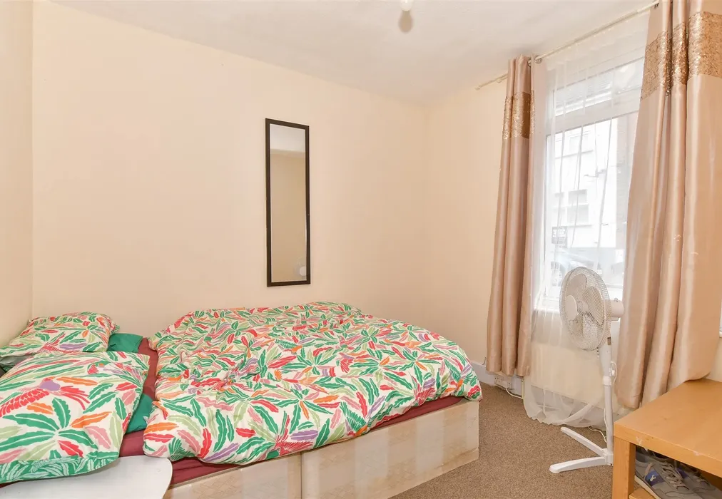 Lounge - Catherine Street, Rochester, Kent - Wards of Kent