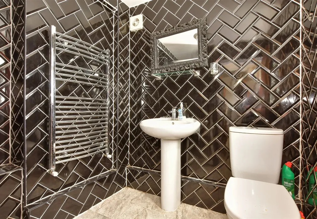 Shower Room - Catherine Street, Rochester, Kent - Wards of Kent