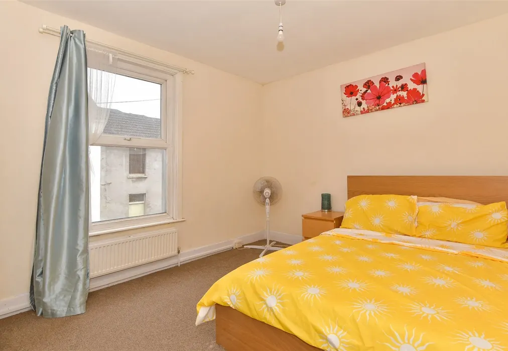 Bedroom 1 - Catherine Street, Rochester, Kent - Wards of Kent