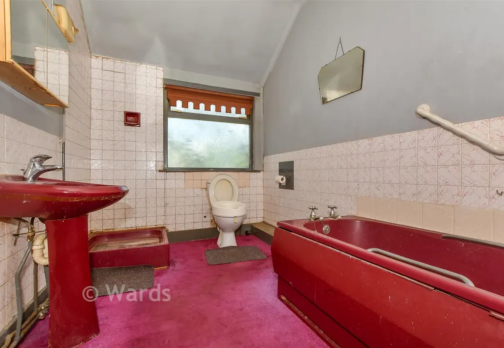 Bathroom - Granville Road, Sheerness, Kent - Wards of Kent