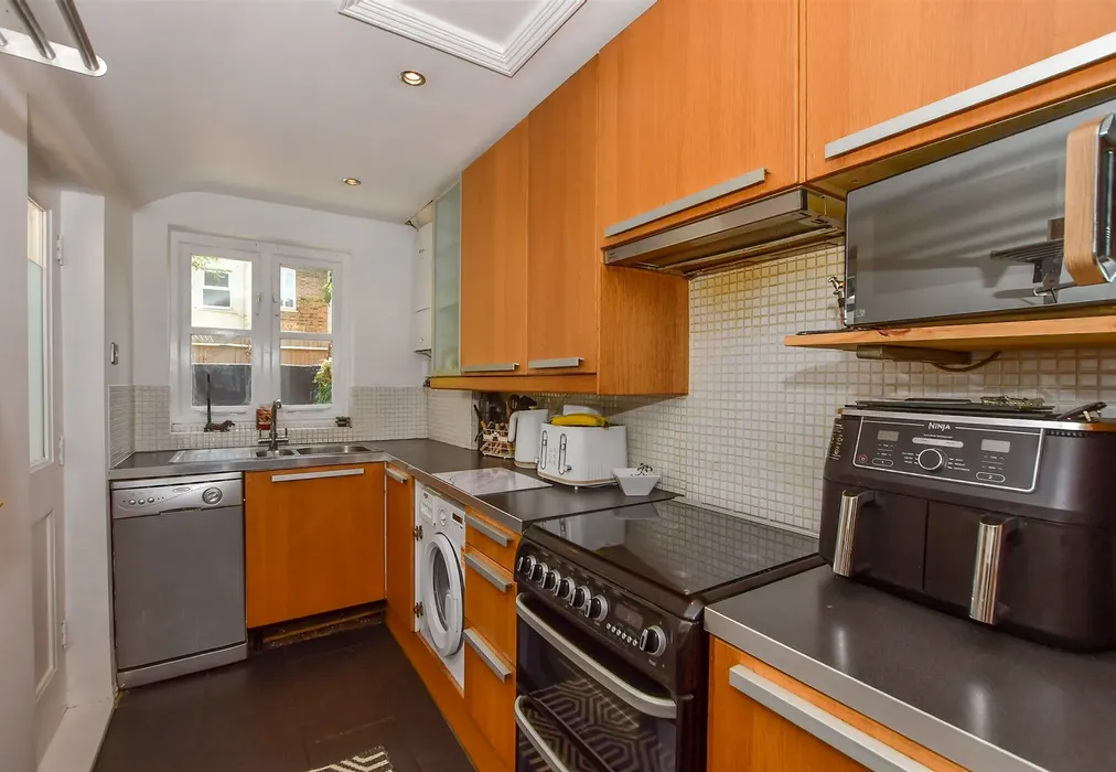 Kitchen - Melville Road, Maidstone, Kent - Wards of Kent