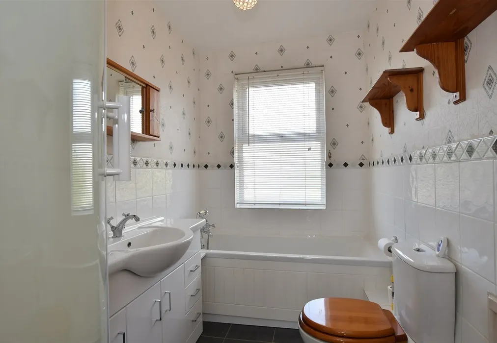 Bathroom - Alexandra Road, Chadwell Heath, Essex - Wards of Kent