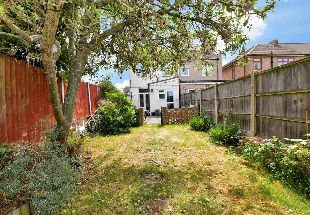 Rear Garden - Alexandra Road, Chadwell Heath, Essex - Wards of Kent