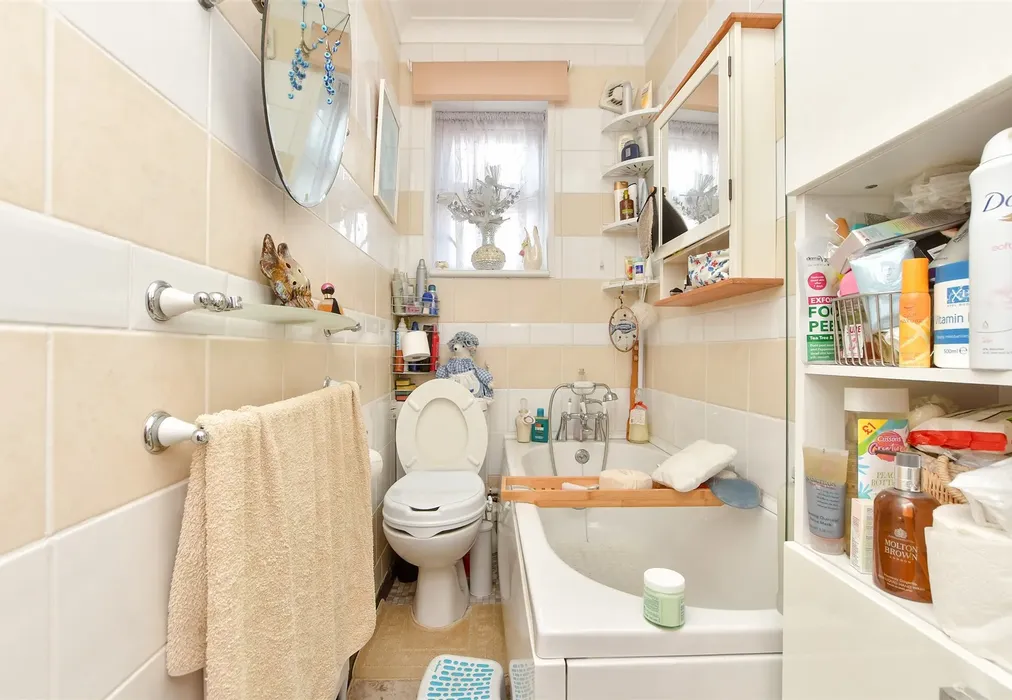 Bathroom - Newlands Road, Ramsgate, Kent - Wards of Kent