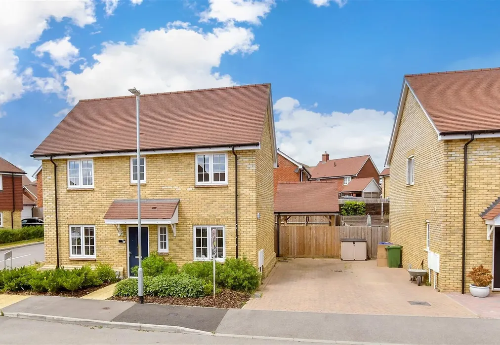 Front (Brochure) - Burbidge Fields, Faversham, Kent - Wards of Kent