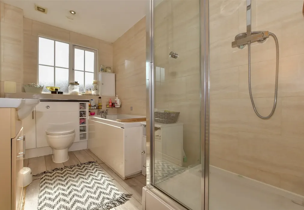 Bathroom - London Road, West Kingsdown, Kent - Wards of Kent
