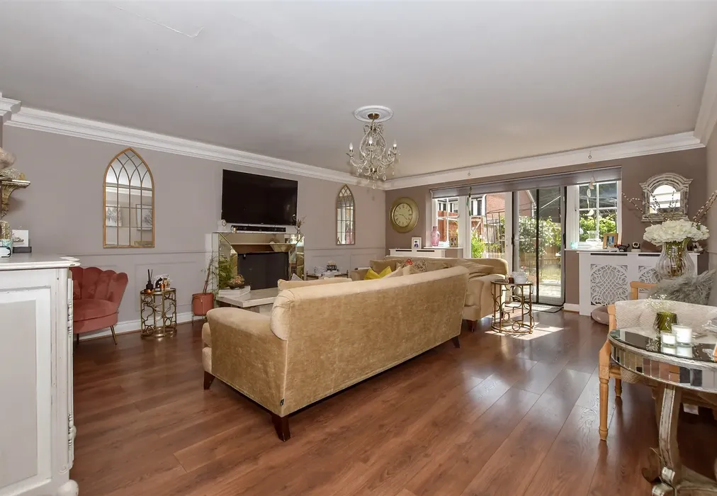 Lounge - London Road, West Kingsdown, Kent - Wards of Kent