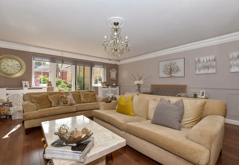 Lounge - London Road, West Kingsdown, Kent - Wards of Kent