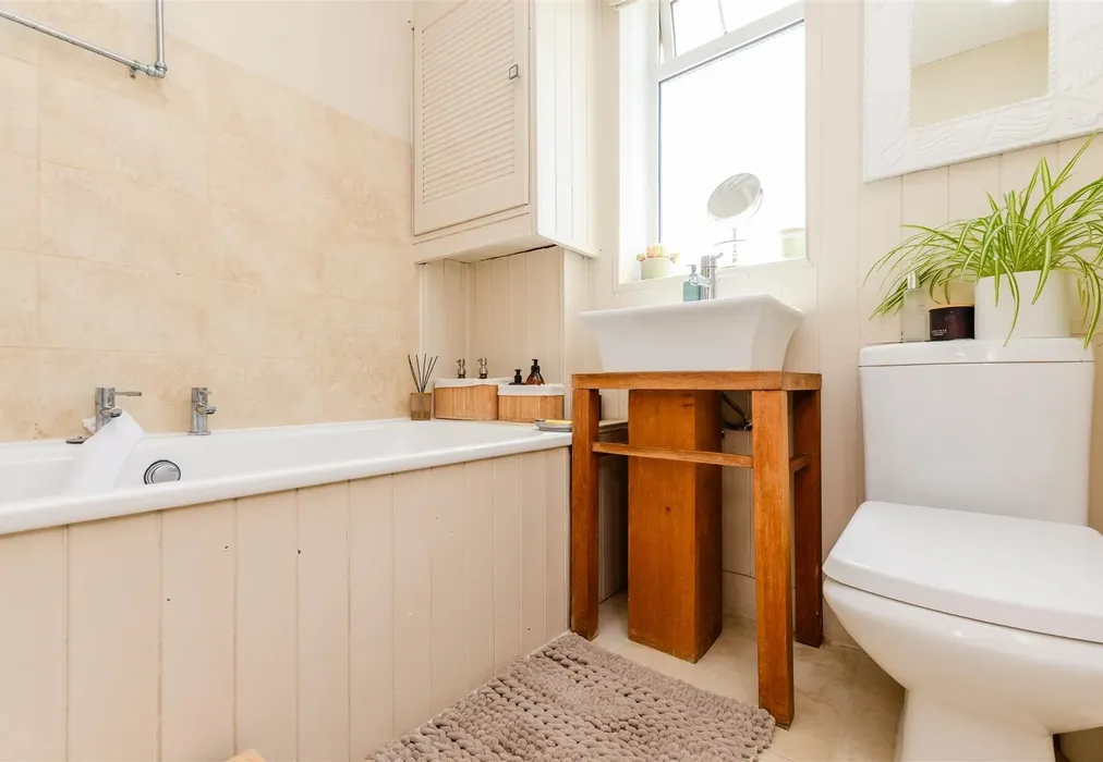 Bathroom - Wallace Road, Rochester, Kent - Wards of Kent