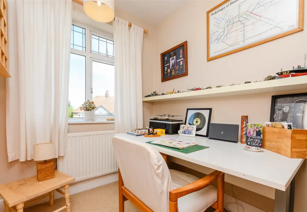 Landing - Wallace Road, Rochester, Kent - Wards of Kent