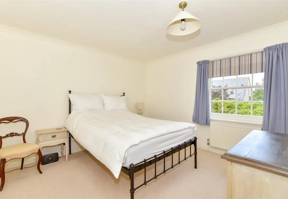 Bedroom 1 - Mount Pleasant, Arundel, West Sussex - Wards of Kent