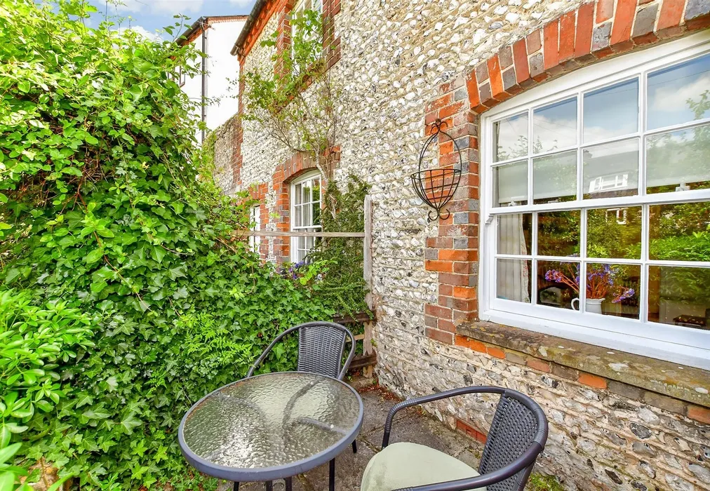 Front Garden - Mount Pleasant, Arundel, West Sussex - Wards of Kent