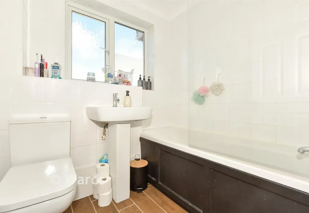 Bathroom - Roman Close, Deal, Kent - Wards of Kent
