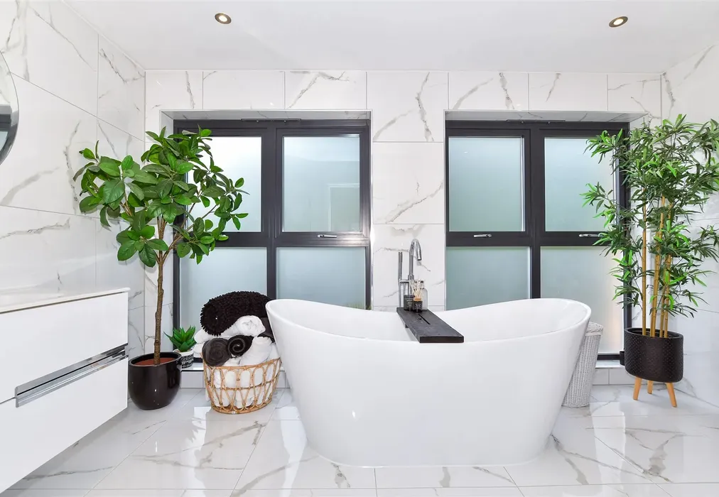 Bathroom - Boughton Park, Grafty Green, Maidstone, Kent - Wards of Kent