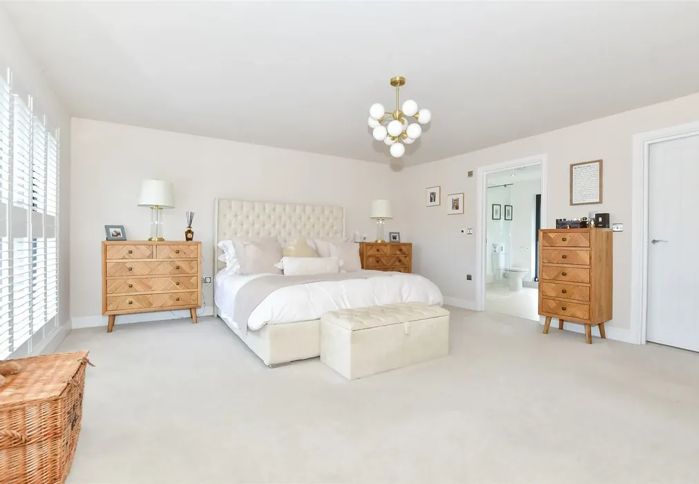 Bedroom 1 - Boughton Park, Grafty Green, Maidstone, Kent - Wards of Kent