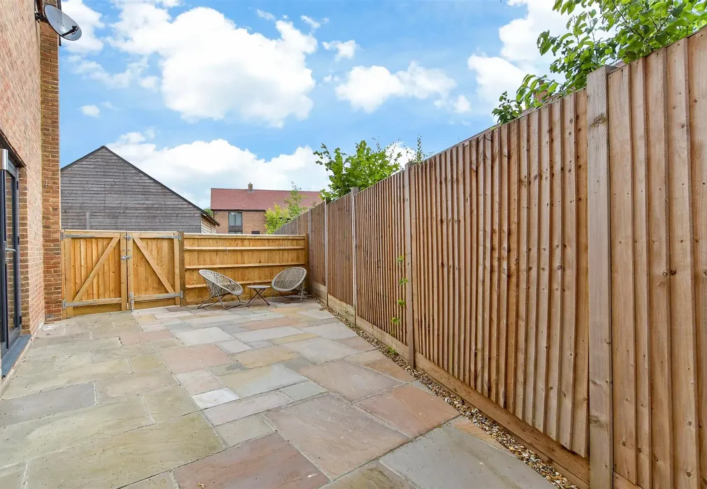 Side Garden - Boughton Park, Grafty Green, Maidstone, Kent - Wards of Kent