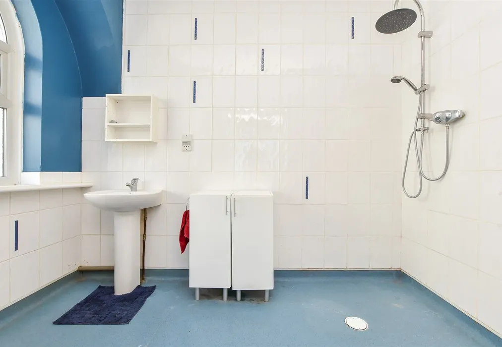 En-Suite - Western Esplanade, Herne Bay, Kent - Wards of Kent