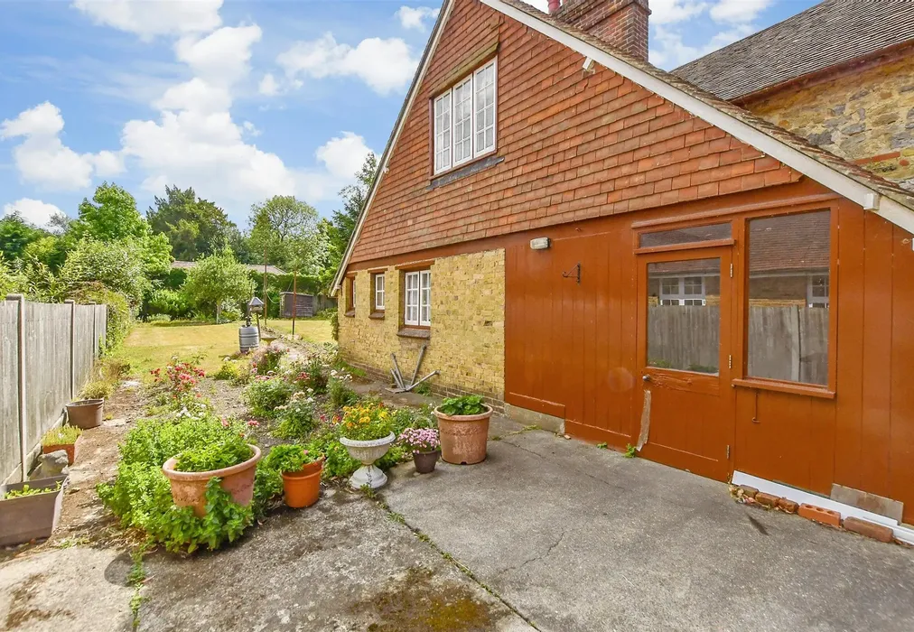 Side Garden - Honey Lane, Otham, Maidstone, Kent - Wards of Kent