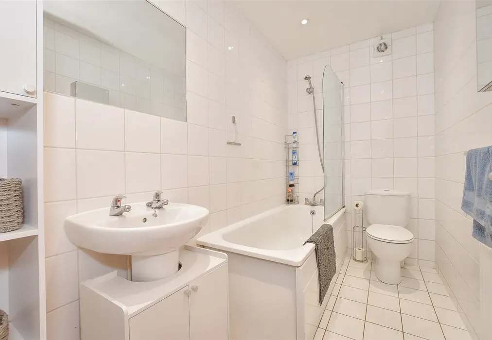 Bathroom - South Parade, Southsea, Hampshire - Wards of Kent