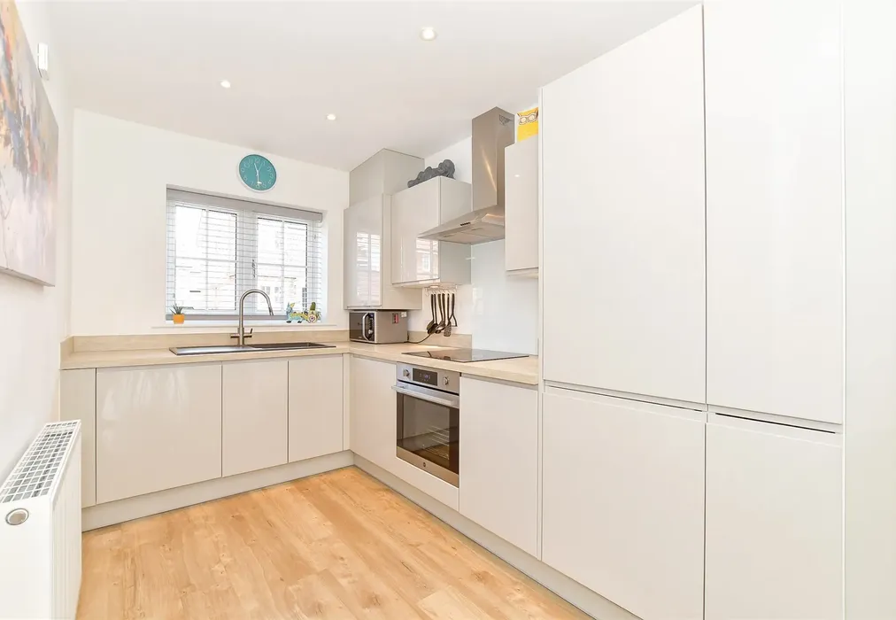 Kitchen - Farrier Way, Fontwell, Chichester, West Sussex - Wards of Kent