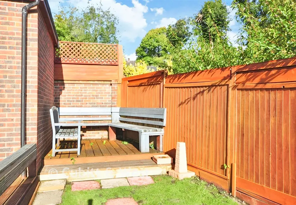 Garden - Laglands Close, Reigate, Surrey - Wards of Kent