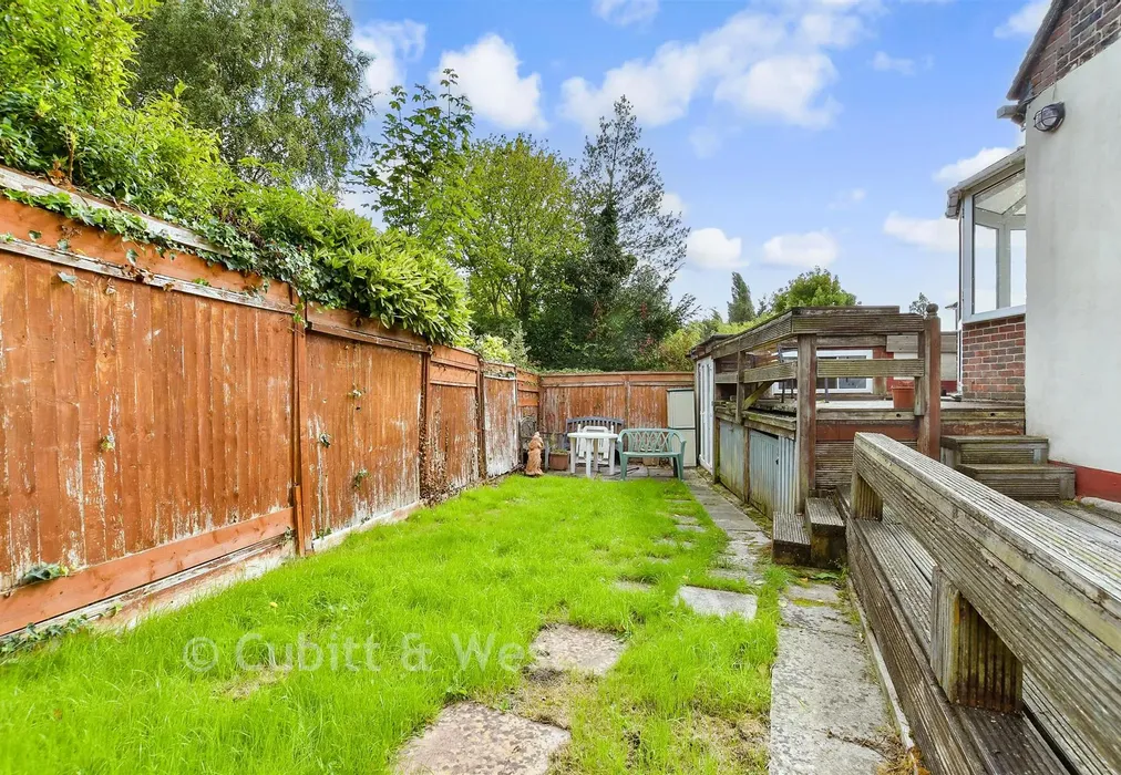 Rear Garden - Laglands Close, Reigate, Surrey - Wards of Kent