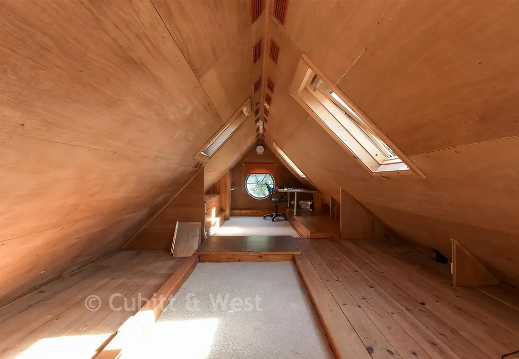 Loft Room - Laglands Close, Reigate, Surrey - Wards of Kent