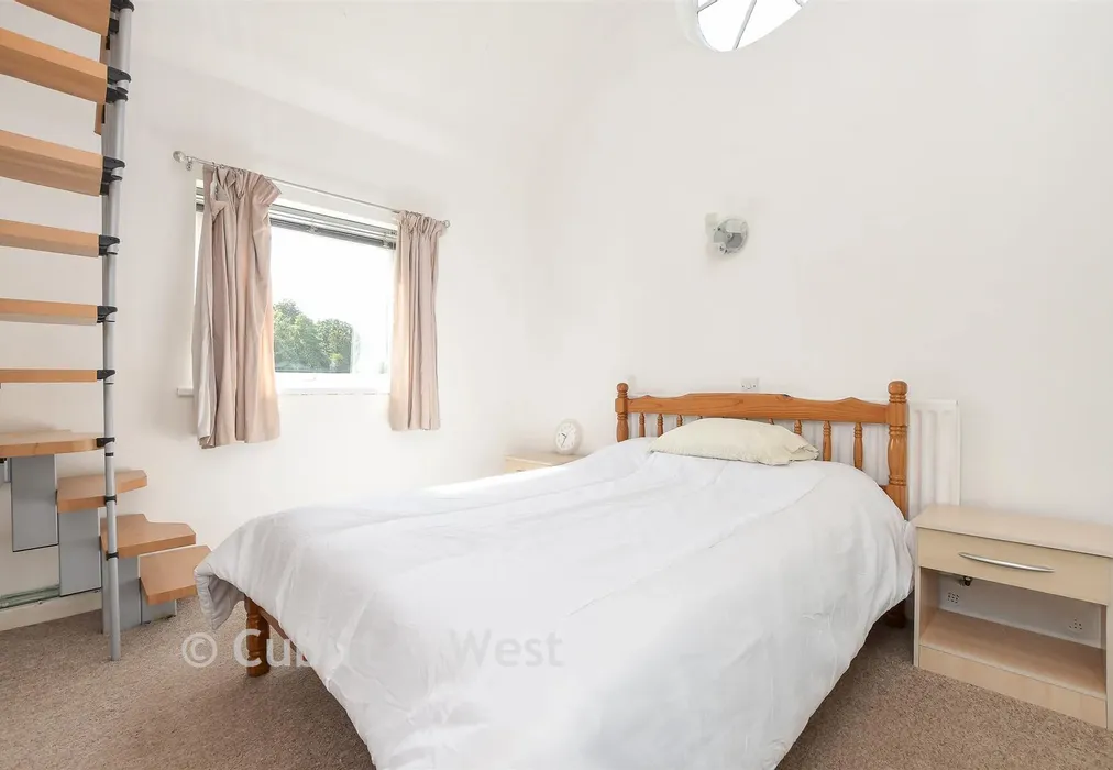 Bedroom 1 - Laglands Close, Reigate, Surrey - Wards of Kent
