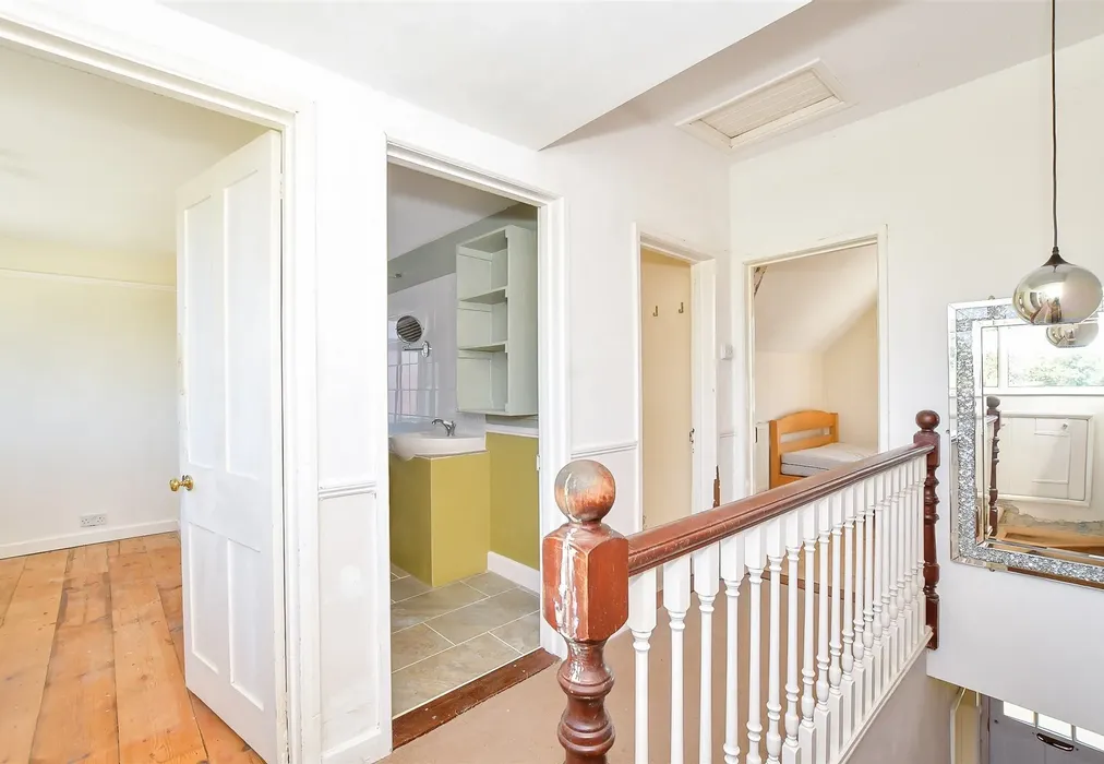Landing - Barnham Road, Eastergate, Chichester, West Sussex - Wards of Kent