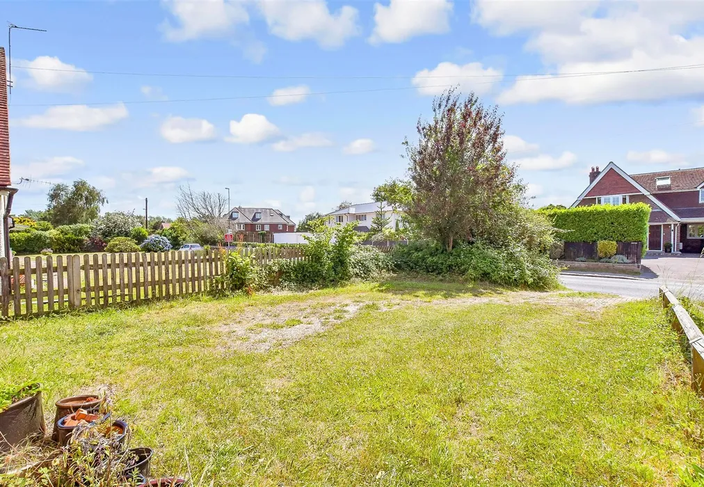 Front Garden - Barnham Road, Eastergate, Chichester, West Sussex - Wards of Kent