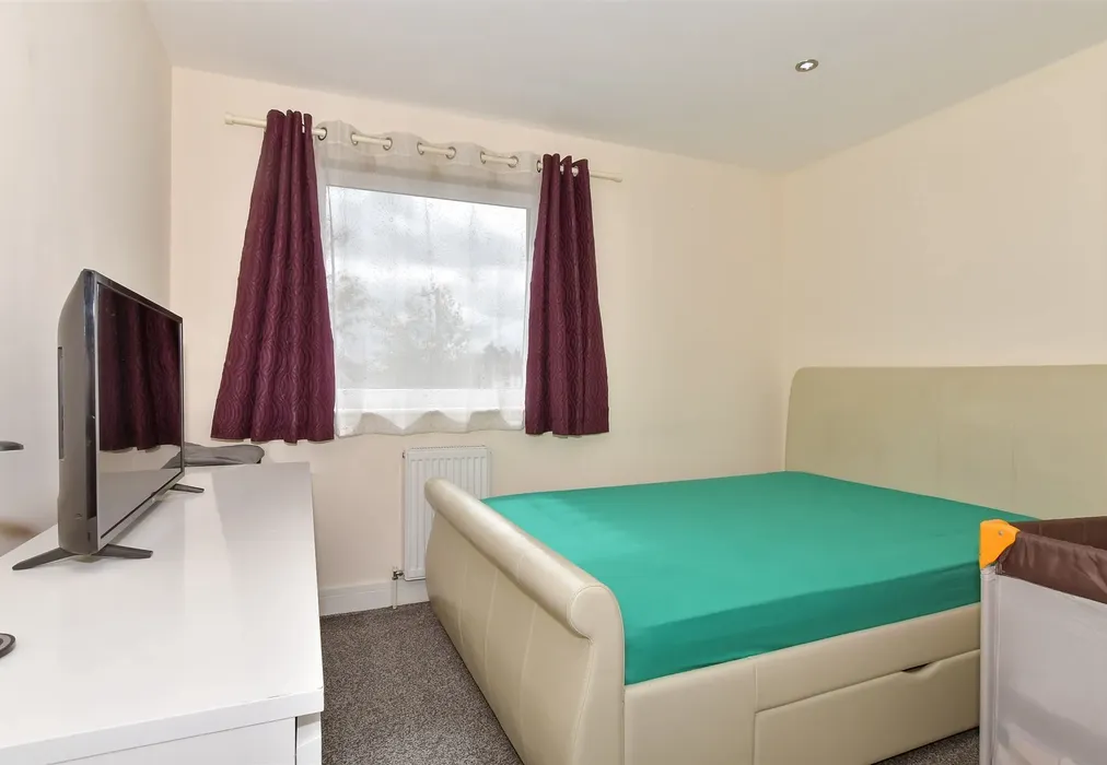 Bedroom 1 - London Road, Sittingbourne, Kent - Wards of Kent
