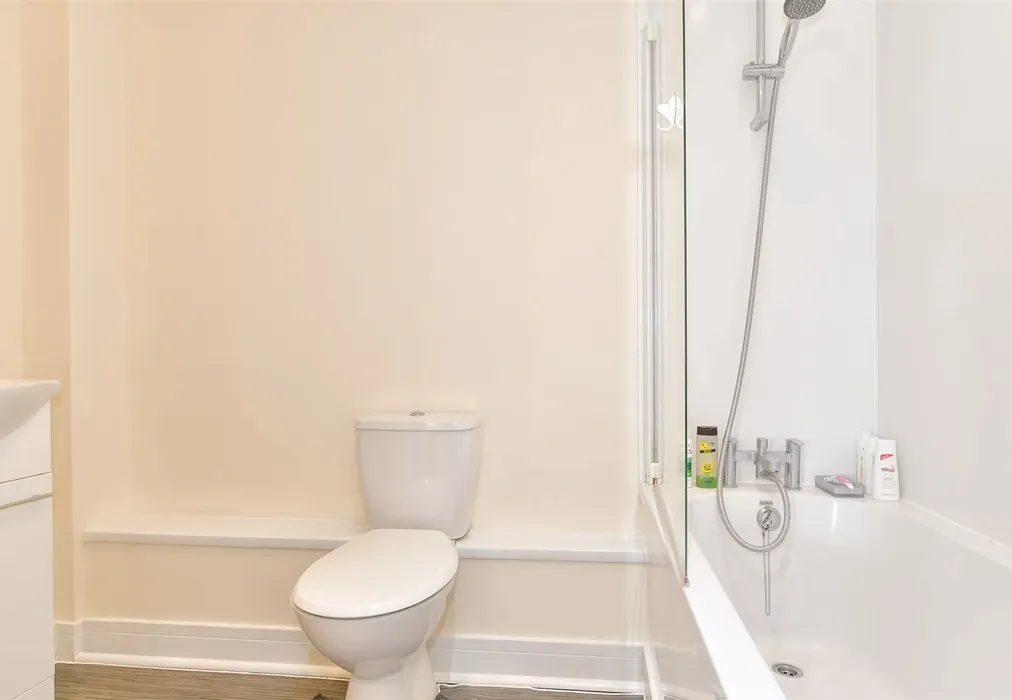 Bathroom - London Road, Sittingbourne, Kent - Wards of Kent