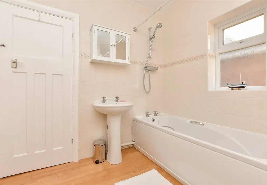 Bathroom - Madeira Road, Margate, Kent - Wards of Kent