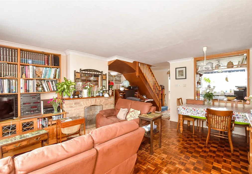 Lounge - Cumberland Crescent, Angmering, West Sussex - Wards of Kent
