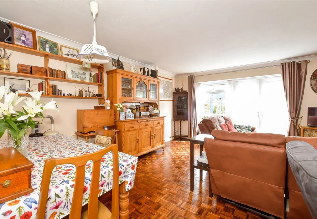 Lounge - Cumberland Crescent, Angmering, West Sussex - Wards of Kent