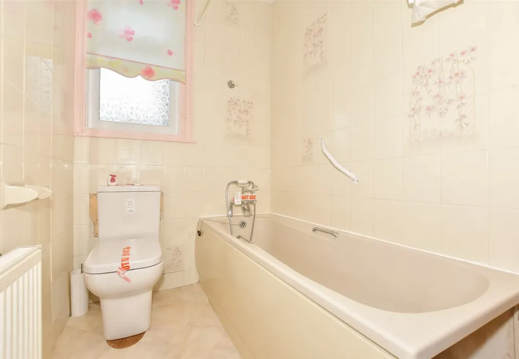Bathroom - Pegwell Road, Ramsgate, Kent - Wards of Kent