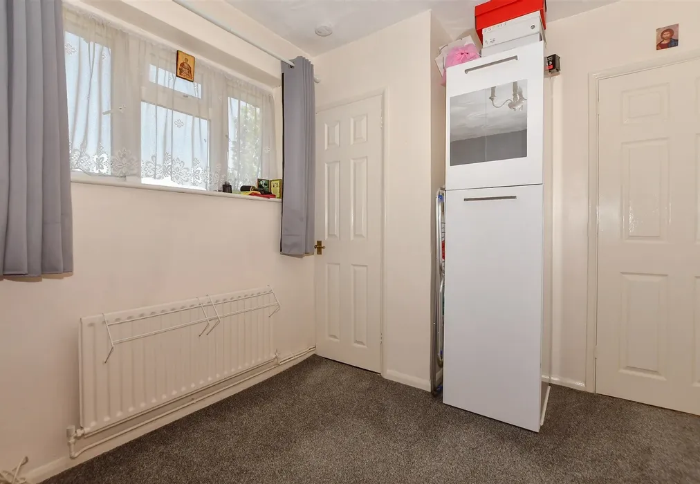 Bedroom 2 - Bishops Close, Nettlestead, Maidstone, Kent - Wards of Kent