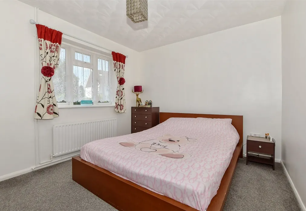 Bedroom 1 - Bishops Close, Nettlestead, Maidstone, Kent - Wards of Kent