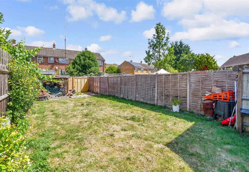 Side Garden - Bishops Close, Nettlestead, Maidstone, Kent - Wards of Kent