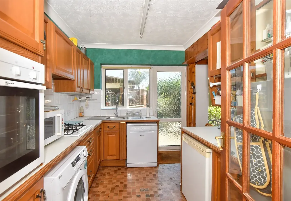 Kitchen - Chaseside Close, Romford, Essex - Wards of Kent